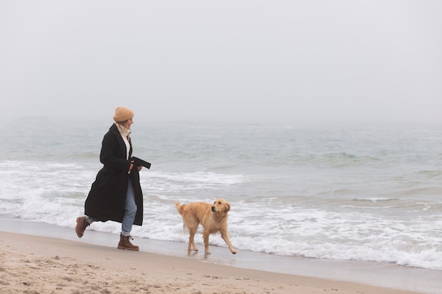 Free photo going for a walk in the seaside in winter