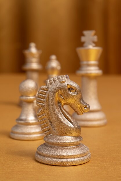 Золотые эстетические обои с шахматными фигурами