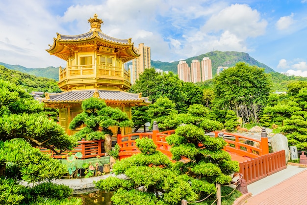 香港の公園でのゴールドチャイニーズパビリオン
