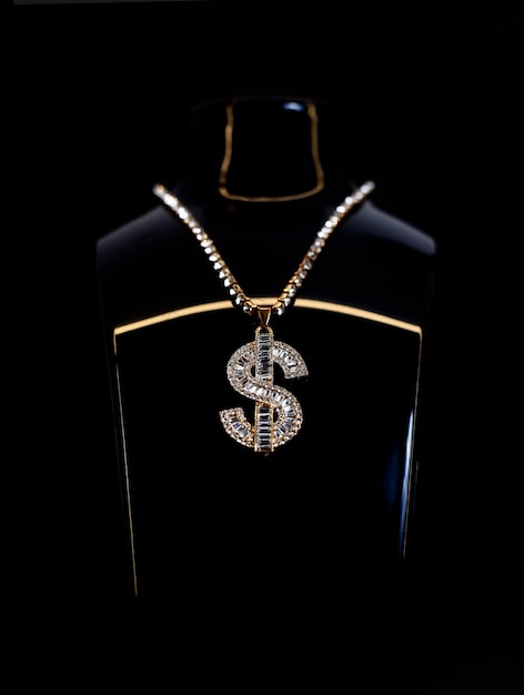 텍스트 배너 패션 액세서리에 대 한 황금 체인 보석 목걸이 배경에 골드 달러 기호
