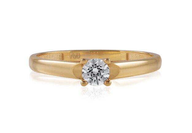 Золотое кольцо с блестящим бриллиантом на нем.