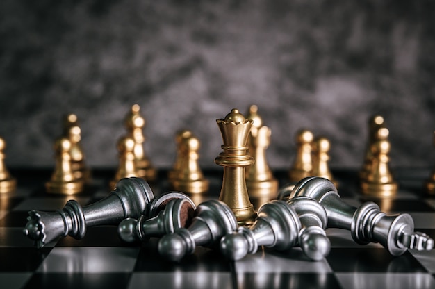 비즈니스는 유 리더십 개념에 대 한 체스 보드 게임에 금색과 은색 체스
