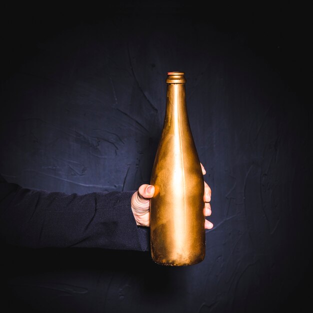 Золотая бутылка шампанского