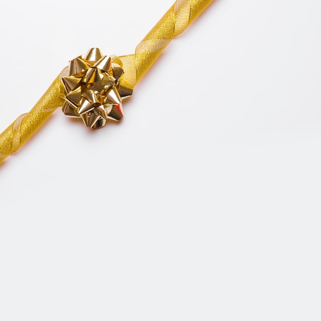 黄金の弓とリボンの装飾
