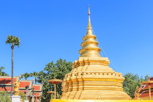 タイチェンマイのワットプラタートシチョムトンウォラウィハンにある黄金の仏像の塔