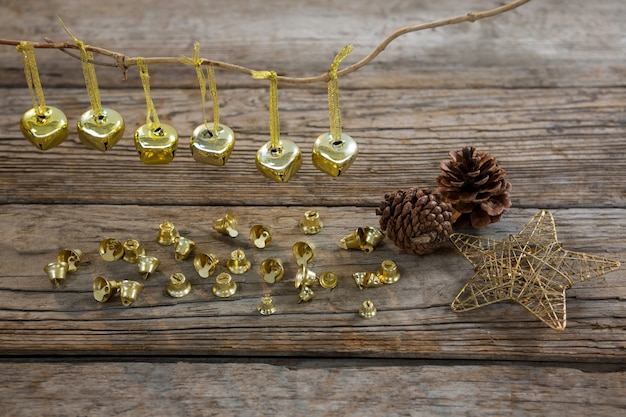 Золотой рождественские украшения на деревянный стол с шишками