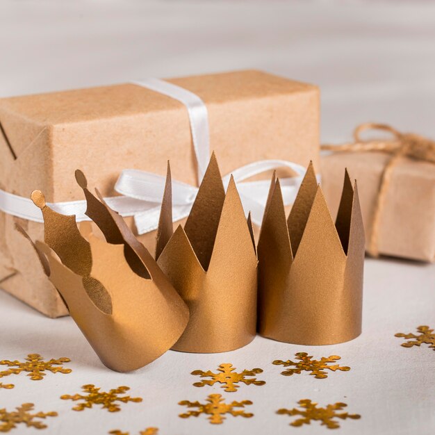 Golden crowns and gifts
