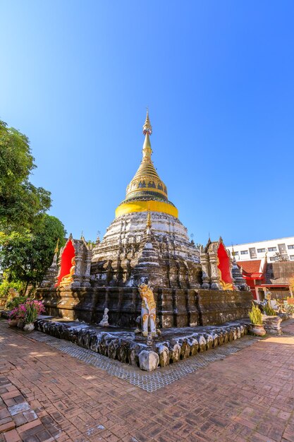 태국 북부 치앙마이 왓 부파람 사원의 황금 장식 탑