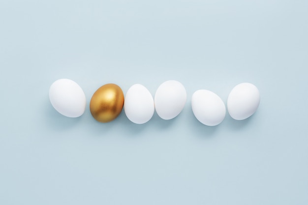 Золотое яйцо с белыми яйцами