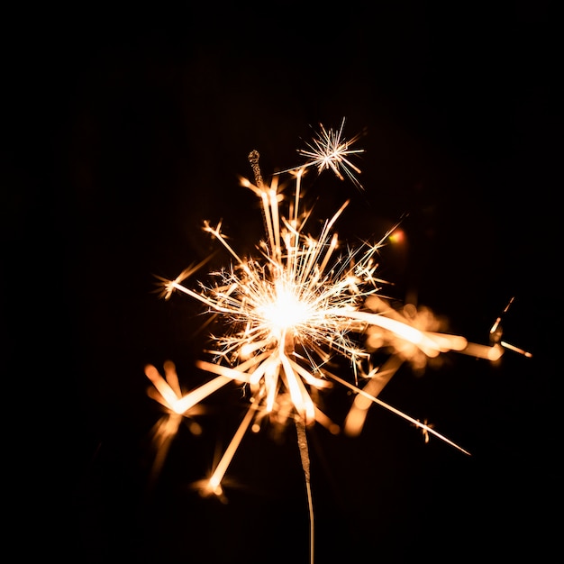 Fuochi d'artificio d'oro di notte sul cielo