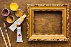 Free photo golden frame surrounded by paint