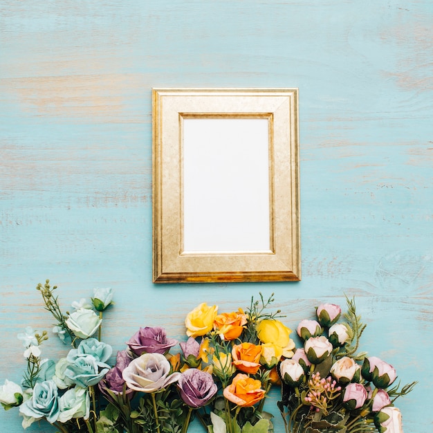 Free photo golden frame with flowers.