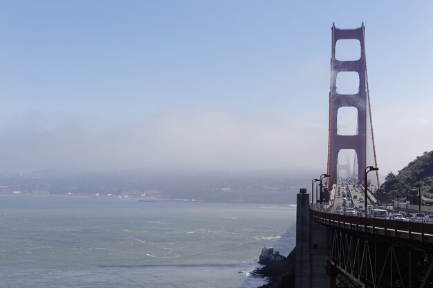 Мост Золотые ворота в тумане в дневное время в Сан-Франциско, Калифорния