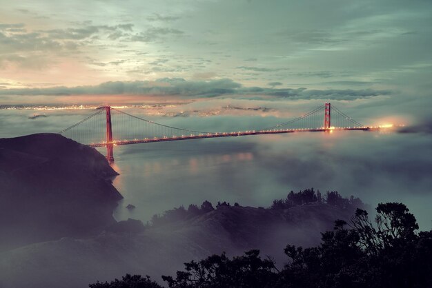 早朝のサンフランシスコのゴールデンゲートブリッジと霧
