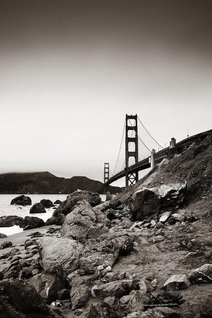 有名なランドマークとしてのサンフランシスコのゴールデンゲートブリッジ。