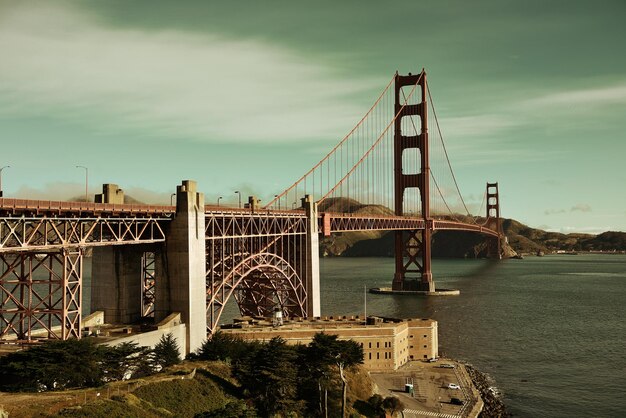 Мост Золотые Ворота в Сан-Франциско с цветком как известная достопримечательность.