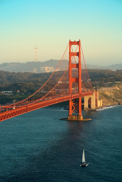 Мост Золотые Ворота в Сан-Франциско с парусником.