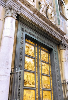 Золотые ворота базилики санта-кроче (базилика святого креста) - знаменитая францисканская церковь во флоренции, италия