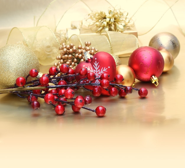 Foto gratuita sfondo decorativo di natale con palline e bacche regalo