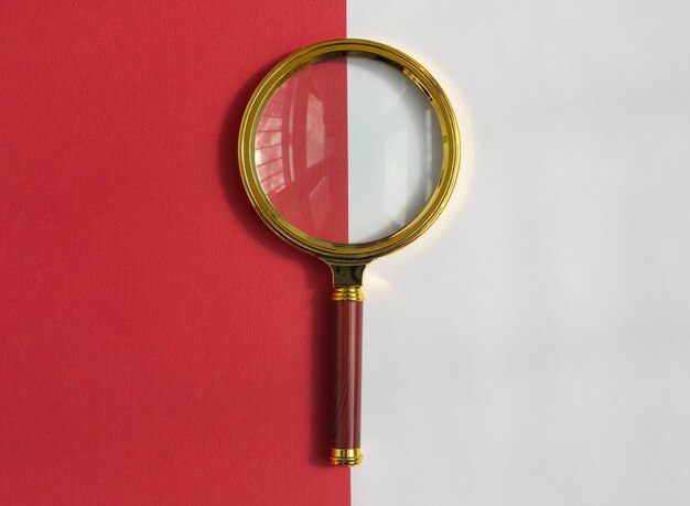 Золотая лупа на красном и белом фоне поисковый инструмент seo concept