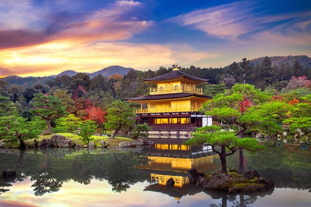 골든 파빌리온. 교토, 일본에있는 Kinkakuji 사원.