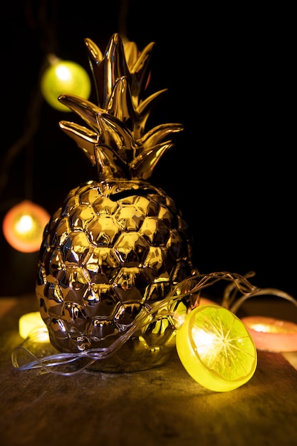 Foto gratuita golden pineaplle e luci scintillanti