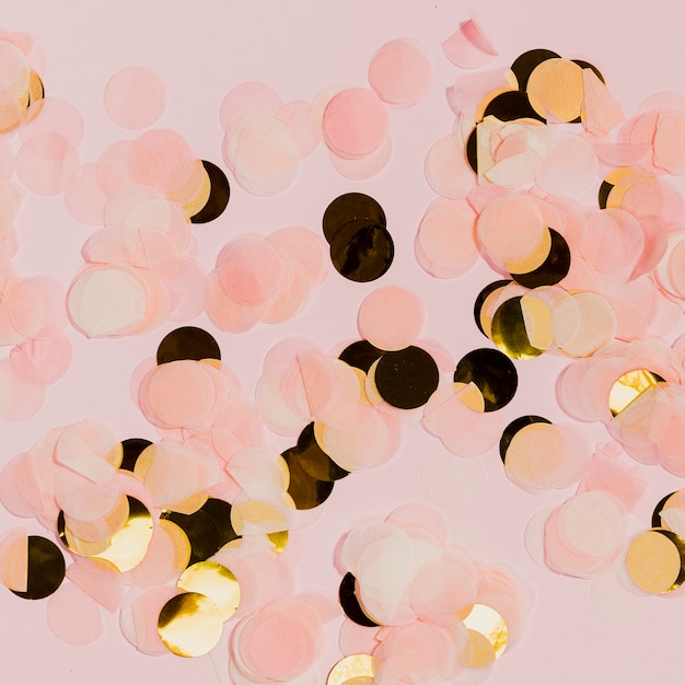 Foto gratuita coriandoli dorati e rosa alla festa di capodanno