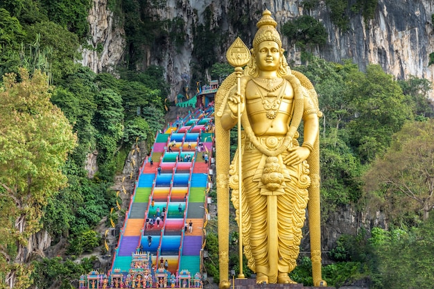 Foto gratuita statua dorata alle grotte di batu a kuala lumpur