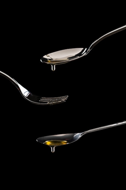 Free photo golden sweet honey dripping from spoon