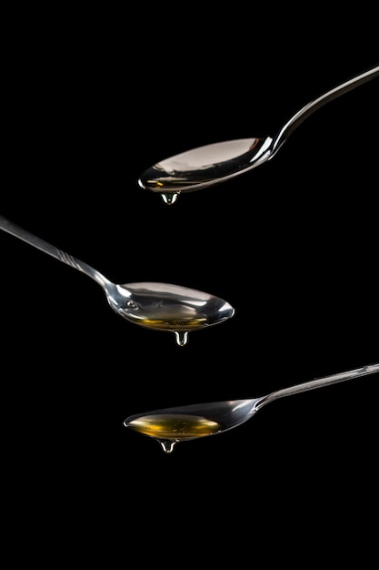 Foto gratuita miele dolce dorato gocciolante dal cucchiaio