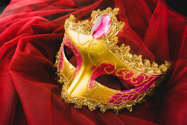 Золотой венецианские маски на красной ткани
