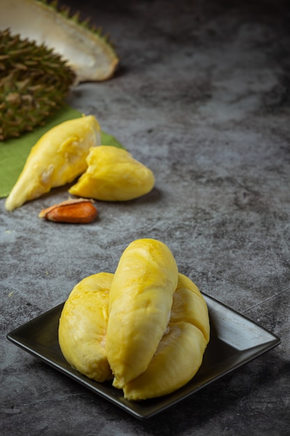 黄金色の黄色いドリアンの肉季節のフルーツタイのフルーツのコンセプト。