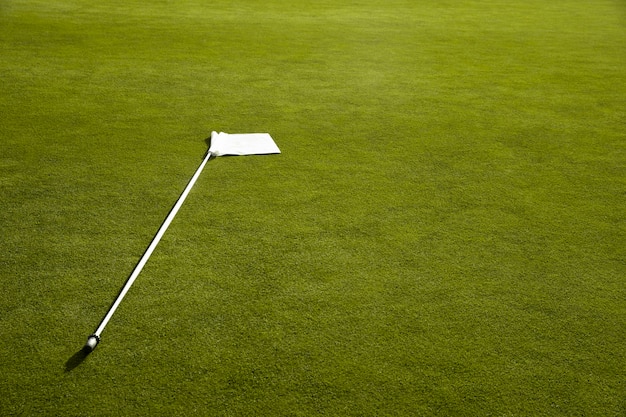 Флаг для гольфа развевается на поле для гольфа