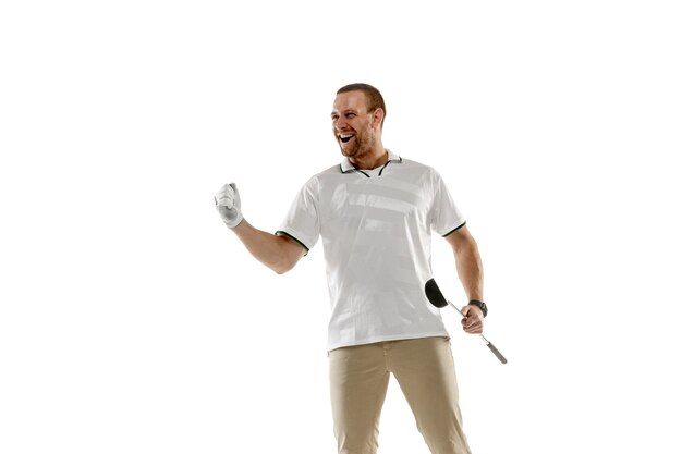 Игрок в гольф в белой рубашке, принимая качели, изолированные на белой стене с copyspace. Профессиональный игрок тренируется с яркими эмоциями и выражением лица. Концепция спорта.