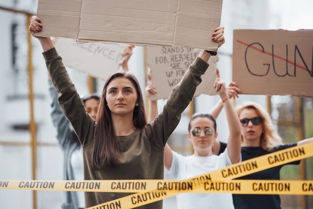 Foto gratuita buona giornata per fare una dimostrazione. un gruppo di donne femministe protesta per i loro diritti all'aperto