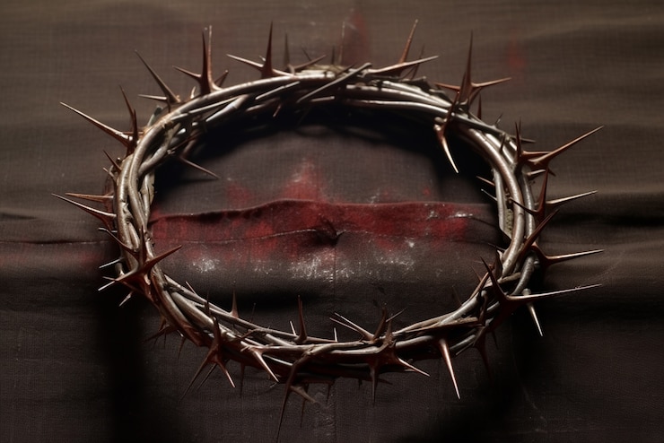 Free Photo good friday celebration with crown of thorns