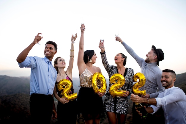 Foto gratuita buoni amici che festeggiano il nuovo anno che sta arrivando