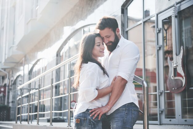 좋은 야외 쌍은 두 시간에 시간을 보냅니다.