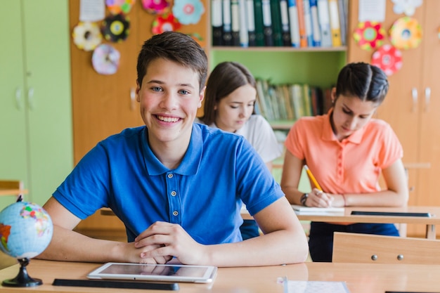 Foto gratuita buon studente in posa in classe