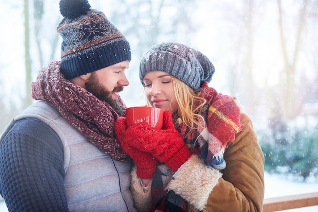 Buon caffè di degustazione all'esterno