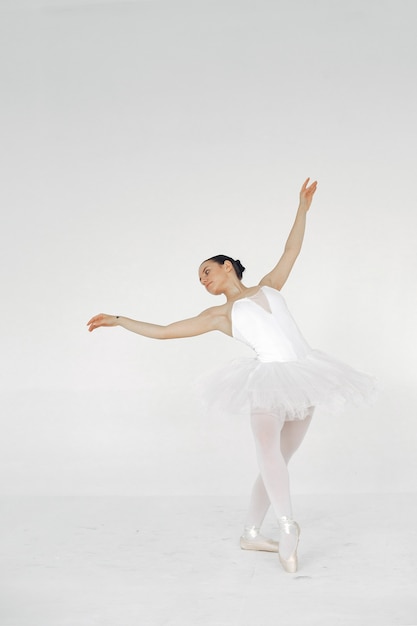 Free photo gorgeous ballet dancer. ballerina in pointe.