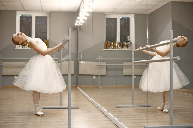 Free Photo gorgeous ballet dancer. ballerina in pointe.