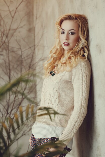 Великолепная блондинка в бежевом свитере