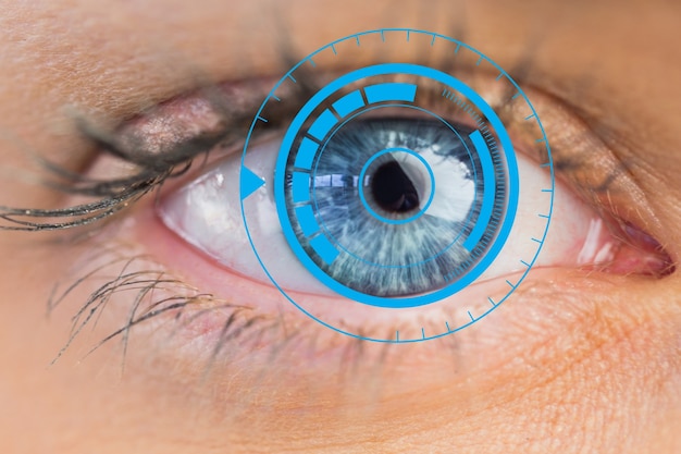 화려한 파란 눈 가까이 컴퓨터 기술