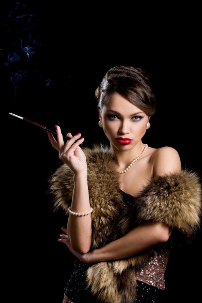 Великолепная девушка с сигаретой