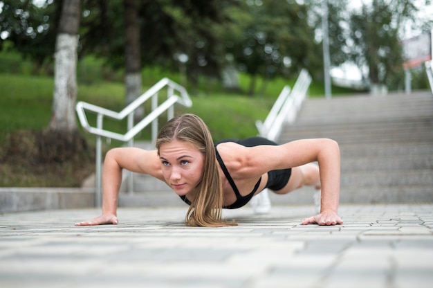 Gorgeous woman doing pushups