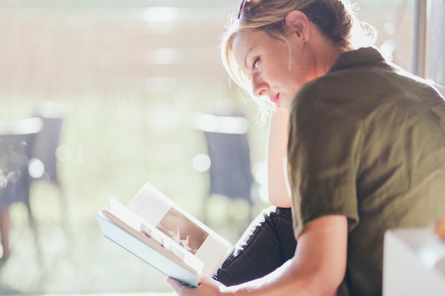 Free photo gorgeous woman reading book