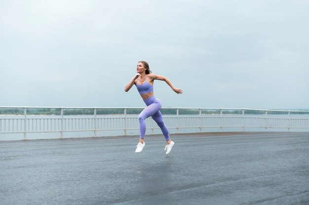 湖に沿って走っている豪華な女性