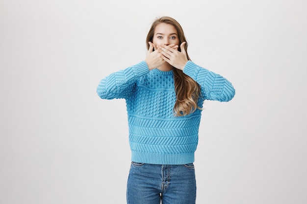 La donna splendida ha chiuso la bocca con le mani