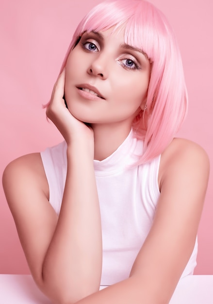 Великолепная женщина с розовыми волосами позирует